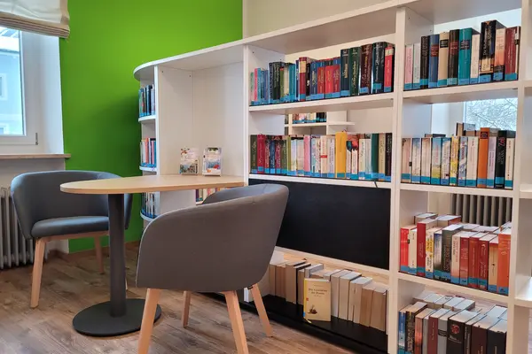 Leseecke in der Bücherei mit Stühlen und Tisch